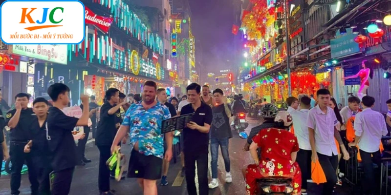 Các hoạt động trong sự kiện tặng quà phố đi bộ