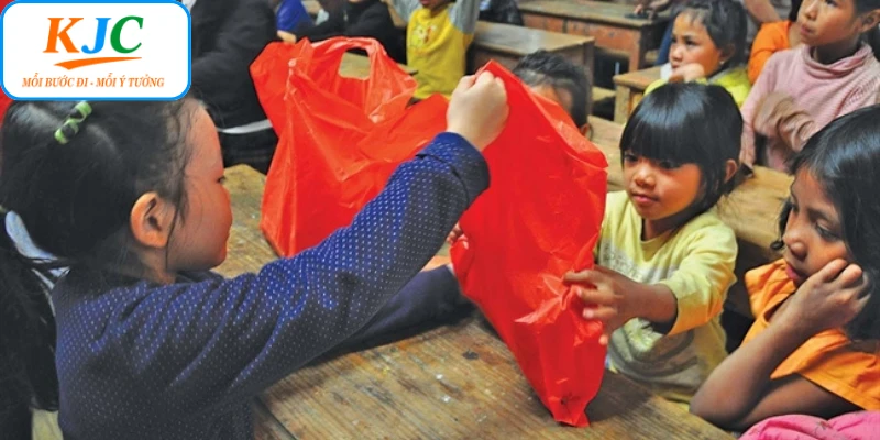 KJC hoạt động từ thiện thường xuyên trên mọi miền